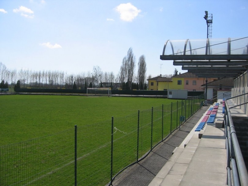 Un campo sportivo moderno ma senza squadra